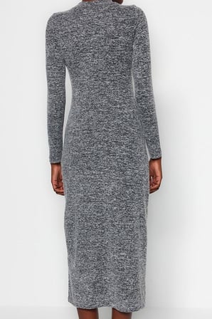 Moda Stil Slim Dik Yaka Midi Boy Bisiklet Yaka Yumoş Yırtmaçlı ve Büzgü Detaylı Fitted Örme Elbise