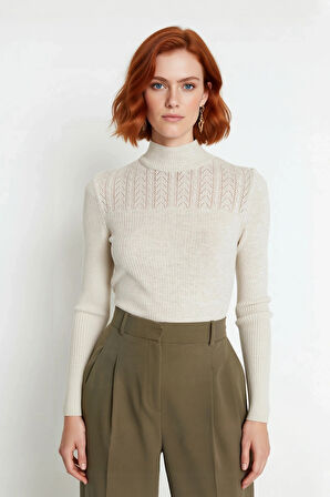 Kadın Dik Yaka Fitted Akrilik Triko Kazak Ajurlu Detaylarıyla Kışlık Kombinlerin Vazgeçilmezi Şıklık