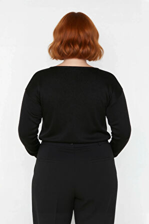 Kadın Düz Desen Regular Kalıp Triko V Yaka Kazak Uzun Kollu Ve Şık Düğme Detayları İle Kaliteli