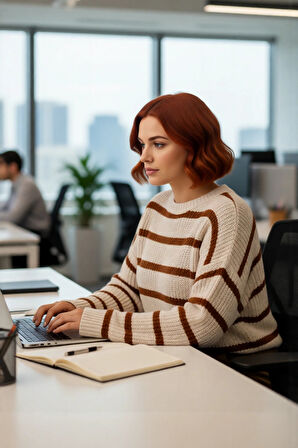 Kadın Çizgili Bisiklet Yaka Triko Kazak Lacivert Tonlarıyla Şık ve Rahat Kış Kombinleri İçin