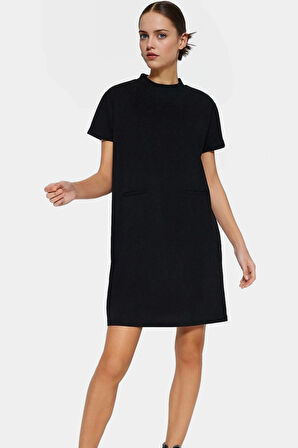 Mini Krep Elbise Shift Kalıp Cep Detaylı Polyester Kumaş Günlük Stil Şık Görünüm Uzun Ömürlü