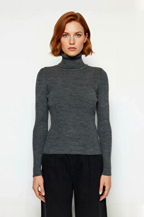 Kadın Fitted Balıkçı Yaka Akrilik Triko Kazak Soğuk Günler İçin Uzun Kollu Şık ve Modern Seçenek