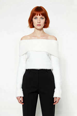 Kadın Tüylü Dokusuyla Ekstra Yumuşak Carmen Yaka Crop Triko Kazak Kış Kombinleri İçin İdeal