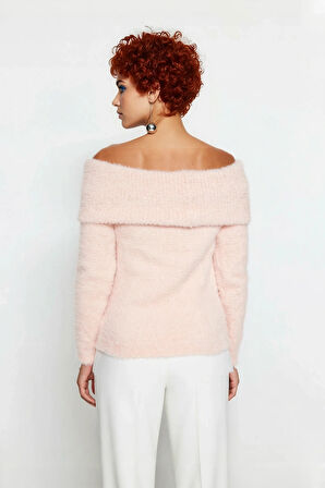 Kadın Tüylü Dokusuyla Ekstra Yumuşak Carmen Yaka Crop Triko Kazak Kış Kombinleri İçin İdeal