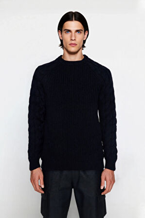 Erkek Regular Fit Bisiklet Yaka Saç Örgü Detaylı Triko Kazak Soğuk Günler İçin Rahatlık Sunar