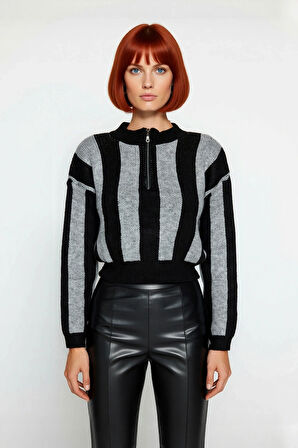 Kadın Çizgili Oversize Triko Kazak Fermuarlı Dik Yaka Detayıyla Günlük Stilinizi Tamamlar.