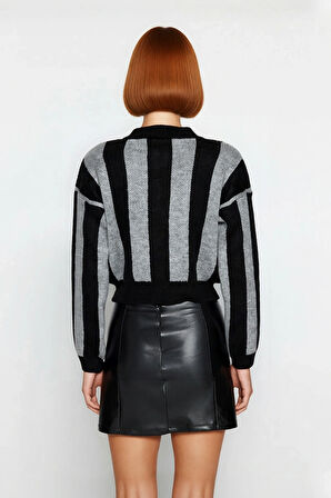 Kadın Çizgili Oversize Triko Kazak Fermuarlı Dik Yaka Detayıyla Günlük Stilinizi Tamamlar.