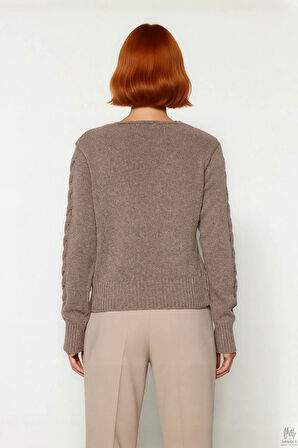 Kadın Uzun Kol Regular Kalıp Ajurlu V Yaka Triko Kazak Rahat Ve Şık Tasarımıyla Her An Yanınızda.