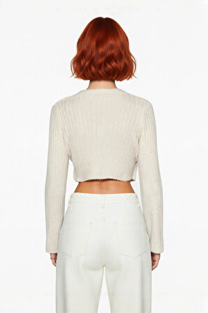 Kadınlara Özel Fitilli Kruvaze Crop Triko Kazak Serin Havalarda Şıklığı ve Konforu Bir Arada Sunar