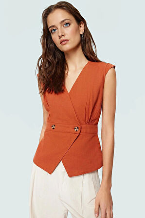 Pamuklu Keten Görünümlü Bluz; V Yaka Düğmeli Kolsuz Fitted Kalıp Özel Tasarım Özenle Seçilmiş