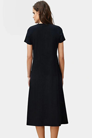 Nefes Alan Pamuklu T shirt Elbise Midi Boy Cep Detaylı Modern Stil Zarifane Tasarım