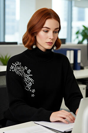 Kadın Lacivert Balıkçı Yaka Regular Kesim Taş İşlemeli Triko Kazak Soğuk Havaların Şık Seçimi