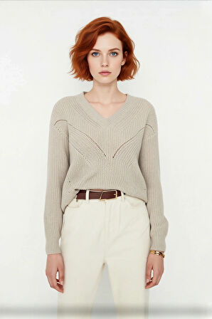 Kadın Regular Kalıp Akrilik Triko Kazak Ajurlu V Yaka Düşük Kol Kış Mevsimi İçin İdeal Şıklık.