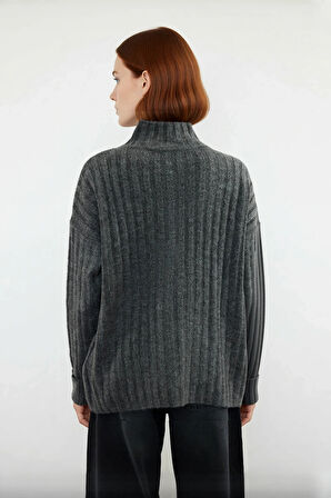 Kadın Dik Yaka Oversize Kalıp Düz Renk Düşük Kol Triko Kazak Soğuk Havalarda Konforlu ve Modern