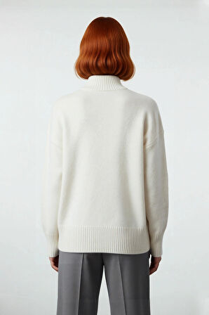 Kadınlara Özel Oversize Kesim Yünlü Dik Yaka Kazak Soğuk Günler İçin İdeal Günlük Konfor Kaliteli