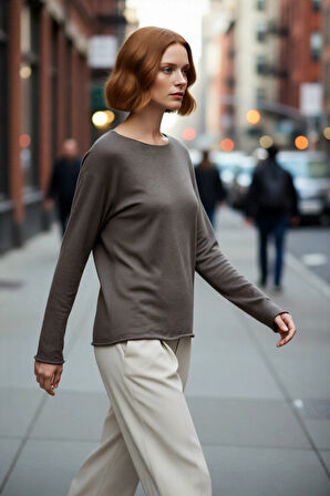 Kadın Kayık Yaka Uzun Kollu Regular Kalıp Triko Kazak Konforlu ve Şık Kış Kombinlerinin Anahtar