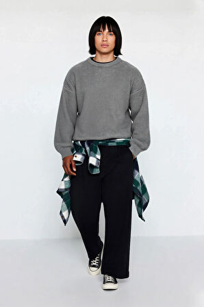 Erkekler İçin Gri Oversize Bisiklet Yaka Düz Triko Kazak Günlük Giyimde Konforlu Şık Tasarım