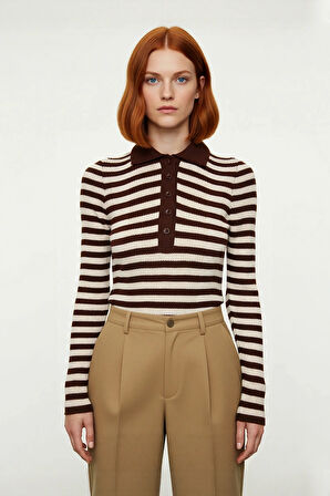 Kadın Çizgili Polo Yaka Fitted Triko Kazak Akrilik Dokusuyla Casual ve Günlük Şıklık Sunar