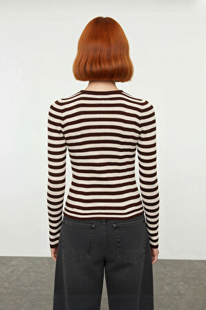 Kadın Çizgili Polo Yaka Fitted Triko Kazak Akrilik Dokusuyla Casual ve Günlük Şıklık Sunar