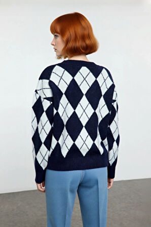 Kadın Oversize Baklava Desen V Yaka Düşük Kol Triko Kazak Soğuk Günlerde Sıcak ve Şık Stil