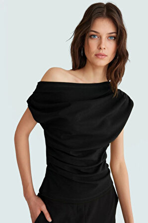 Şık Dökümlü Örme Bluz Asimetrik Yaka Kısa Kol Regular Kalıp Özel Tasarım Modern Stil