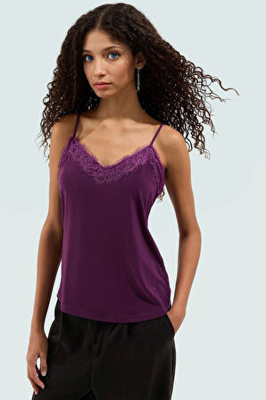 Yazlık Mürdüm Örme Bluz; V Yaka İnce Askılı Dantel Detaylı İş İçin Uygun Modern Stil Rahat Ve Şık