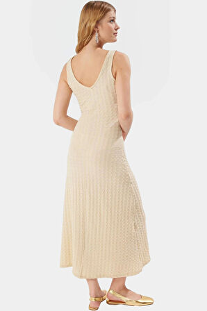 Pamuklu Maxi Elbise V Yaka Sırt Detaylı Bodycon Rahat ve Şık Modern Stil