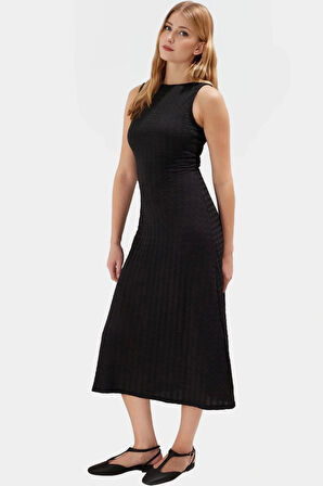 Pamuklu Maxi Elbise V Yaka Sırt Detaylı Bodycon Rahat ve Şık Modern Stil