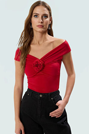 Rahat Fitted Bluz %96 Polyester %4 Elastan Carmen Yaka Zarifane Tasarım