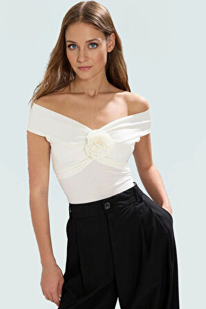 Rahat Fitted Bluz %96 Polyester %4 Elastan Carmen Yaka Zarifane Tasarım