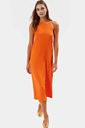 Vücuda Oturan Örme Midi Elbise Halter Yaka Yırtmaçlı Rahat ve Şık