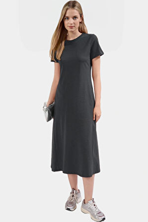 Nefes Alan Pamuklu T shirt Elbise Midi Boy Cep Detaylı Modern Stil Zarifane Tasarım