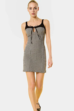 Yazlık Mini Ekose Elbise Vücudu Saran Bağcıklı Havuz Yaka Polyester Gofre Dokuma Rahat Ve Şık