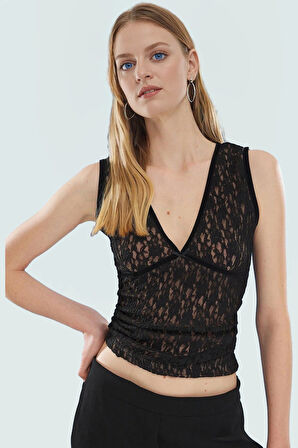Siyah Dantel Crop Bluz – V-Yaka, Biyeli ve Elastik