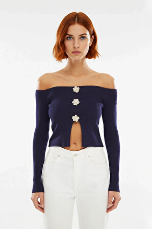 Kadın Düşük Kollu Fitilli Kayık Yaka Fitted Triko Kazak Çiçek Düğme Detaylı Modern Stil Tasarım