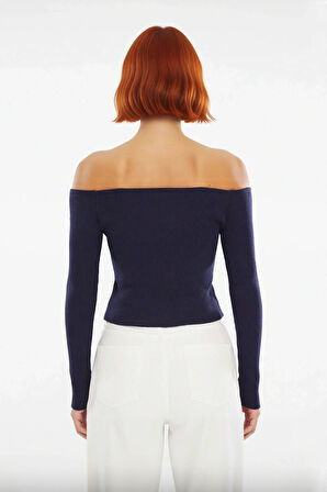 Kadın Düşük Kollu Fitilli Kayık Yaka Fitted Triko Kazak Çiçek Düğme Detaylı Modern Stil Tasarım