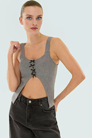 Kolsuz Triko Bluz Özel Kurdele Detaylı Fitted Günlük Yaz Kaliteli İşçilik Konforlu Kesim Şık Görünüm