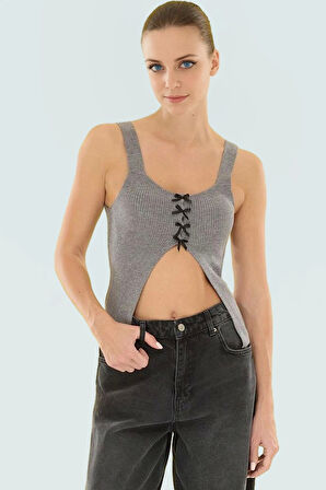 Kolsuz Triko Bluz Özel Kurdele Detaylı Fitted Günlük Yaz Kaliteli İşçilik Konforlu Kesim Şık Görünüm