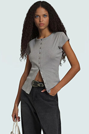 Yazlık Pamuklu Düğmeli Bluz Rahat ve Şık Bir Seçenek Konforlu Kesim Yüksek Kalite