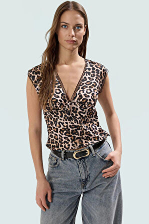 Yazlık Kolsuz Saten Bluz; Leopar Desen V Yaka Regular Kalıp Polyester Kumaş Uzun Ömürlü