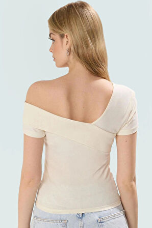 Rahat Pamuklu Örme Bluz Asimetrik Yaka Fitted Kalıp Şık Görünüm Seçkin Malzeme