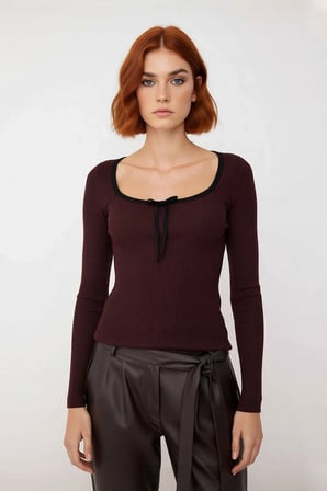 Kadın Fitted Kalıp Fitilli Dokuma Havuz Yaka Triko Kazak İnce Yapısıyla Modern Bir Stil Sunar