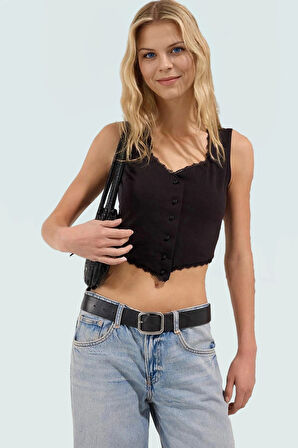 Kolsuz Dantel Detaylı Pamuklu Crop Bluz Fitted Kalıp Yazlık Özel Tasarım Rahat Kullanım