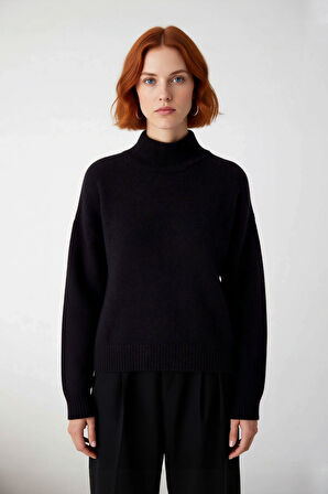 Kadın Dik Yaka Oversize Kalın Triko Kazak Düşük Kol Detaylarıyla Kış Aylarının Favori Parçası