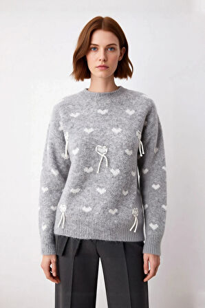 Kadın Gri Kalp Desenli Oversize Triko Kazak Düşük Kol Kış Sezonu İçin Modern ve Rahat Stil