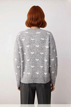 Kadın Gri Kalp Desenli Oversize Triko Kazak Düşük Kol Kış Sezonu İçin Modern ve Rahat Stil