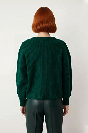 Kadın Gri Oversize V Yaka Triko Kazak Soğuk Havalarda Şıklık ve Konfor Sunan Düşük Kol Detayı