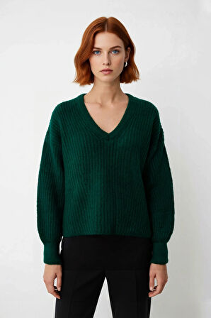 Kadın Gri Oversize V Yaka Triko Kazak Soğuk Havalarda Şıklık ve Konfor Sunan Düşük Kol Detayı