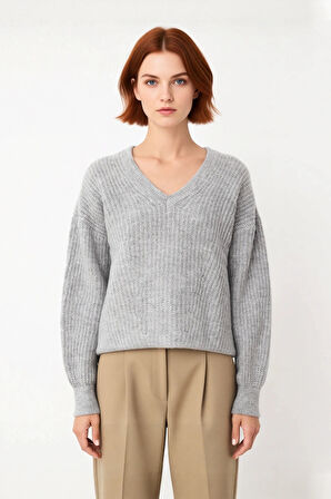 Kadın Gri Oversize V Yaka Triko Kazak Soğuk Havalarda Şıklık ve Konfor Sunan Düşük Kol Detayı