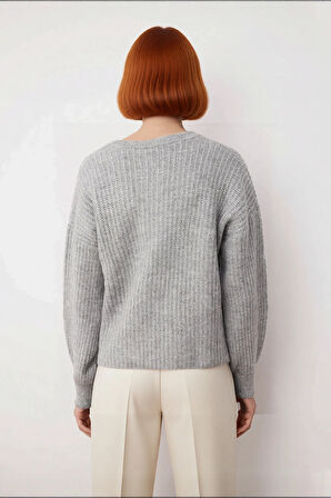 Kadın Gri Oversize V Yaka Triko Kazak Soğuk Havalarda Şıklık ve Konfor Sunan Düşük Kol Detayı